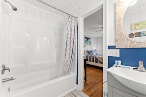 Ein Badezimmer mit Badewanne, Dusche und Waschbecken.