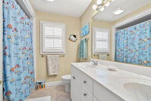 Combined shower/bathtub, jetted bath, hair dryer, towels