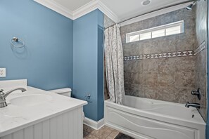 Ensemble douche/baignoire, serviettes fournies
