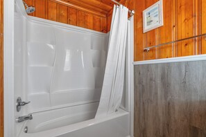 Combined shower/tub - Roy-Al, Oceanfront Home in Cherry Grove Close to Pier (North Myrtle Beach)