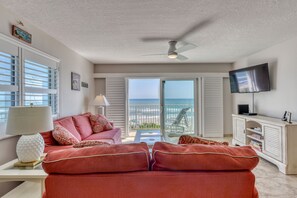 Een smart-tv en boeken