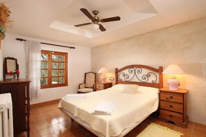 4 chambres, fer et planche à repasser, Wi-Fi