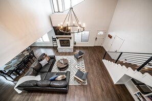 TV connectée, cheminée, livres, imprimantes