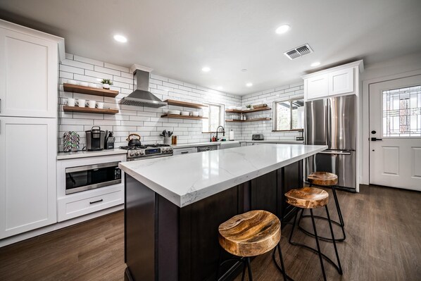 Réfrigérateur, micro-ondes, four, plaque de cuisson