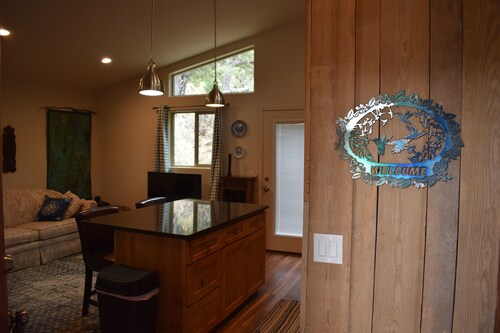 Creekside Madera Canyon Cabin close to Trailheads for hiking and birdwatching