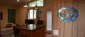 Creekside Madera Canyon Cabin close to Trailheads for hiking and birdwatching