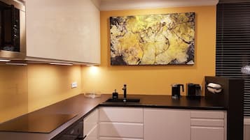 Kühlschrank, Mikrowelle, Ofen, Geschirrspüler