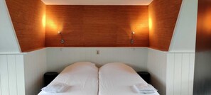 1 bedroom, soundproofing, WiFi, bed sheets - Hotelhuisje Warmenhuizen #C (Warmenhuizen)