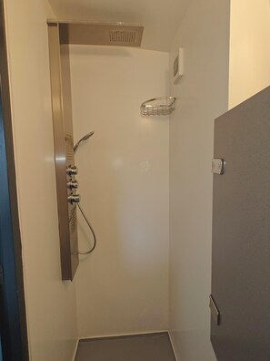 Shower, free toiletries