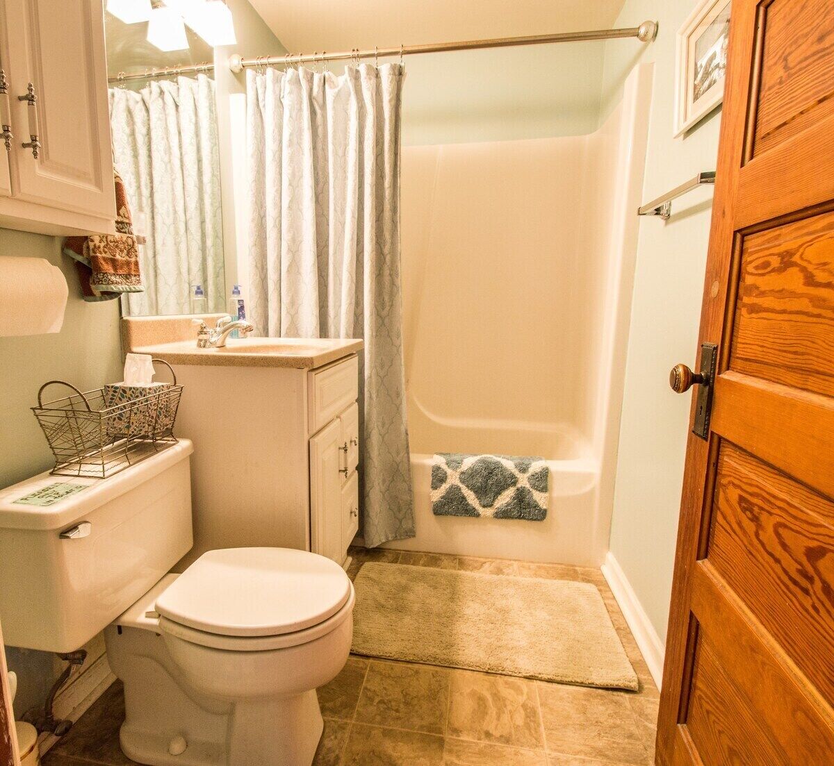 Une petite salle de bain comprenant des toilettes, un lavabo et une baignoire.