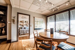 Dining - Historic Downtown Lake Geneva Lower Unit Studio Walk to Beach Dining and Nightlife (Lake Geneva)