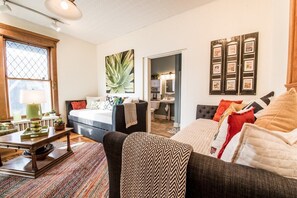 TV - Historic Downtown Lake Geneva Lower Unit Studio Walk to Beach Dining and Nightlife (Lake Geneva)