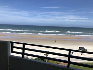 On the beach - Beautiful Beach front condo awaits YOU !!! (Daytona Beach)