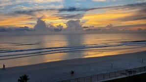 På stranden