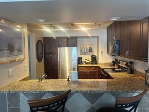 Jääkaappi, mikroaaltouuni, uuni, liesi