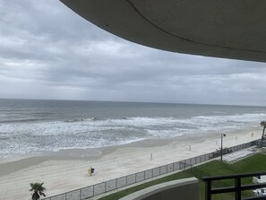 On the beach - Beautiful Beach front condo awaits YOU !!! (Daytona Beach)