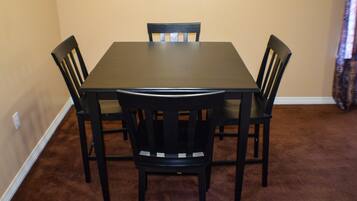 Apartemen Basic | Makan di kamar