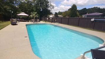 Kolam renang outdoor, dengan payung kolam renang dan kursi berjemur