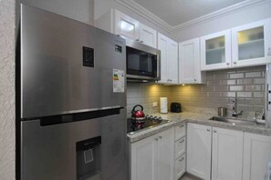 Kjøleskap, mikrobølgeovn, ovn og kokeplater