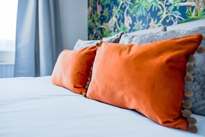 3 bedrooms, iron/ironing board, travel crib, free WiFi - Glisson House by condokeeper (Cambridge)