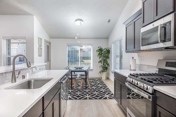 Een koelkast, een microgolfoven, een oven, een kookplaat