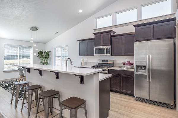 Frigorífico, microondas, horno y placa de cocina