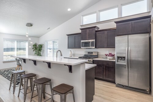 Brand New House Built in 2021 Sleeps 8 Near Everything!