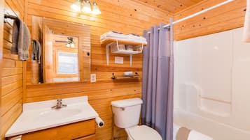 Combinazione doccia/vasca, asciugacapelli, asciugamani, sapone