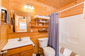 Ensemble douche/baignoire, sèche-cheveux, serviettes fournies, savon