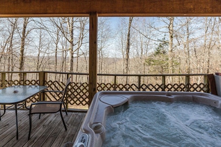 Outdoor spa tub. Cozy Secluded Cabin with a Hot Tub