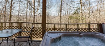 Cozy Secluded Cabin with a Hot Tub