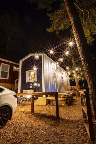 Boutique Tiny Home! Pikes Peak Views, HOT TUB, fire pit, & cozy vibes.