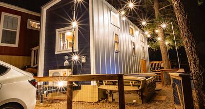 Boutique Tiny Home! Pikes Peak Views, HOT TUB, fire pit, & cozy vibes.