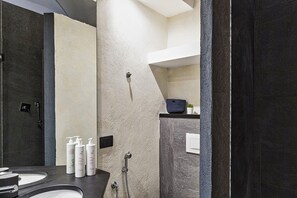 Doccia, asciugacapelli, bidet, asciugamani