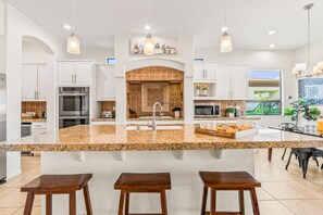 Fridge, microwave, oven, stovetop - Casa Palmera - Lux Villa, Pickle Ball, Pool and Spa (Indio)