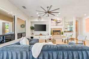 Smart TV, fireplace, video games, ping pong - Casa Palmera - Lux Villa, Pickle Ball, Pool and Spa (Indio)