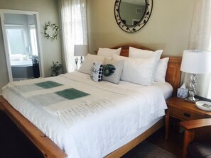 3 soverom, skrivebord, strykejern/-brett og reiseseng for barn