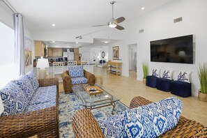 Smart TV, ping pong, computer monitors - Coastal Beachy 3+/2, Pool, 5 Bikes, Near Beach, Pet Friendly, Sleeps 8+ (Naples)