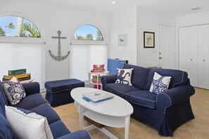 Smart TV, ping pong, computer monitors - Coastal Beachy 3+/2, Pool, 5 Bikes, Near Beach, Pet Friendly, Sleeps 8+ (Naples)