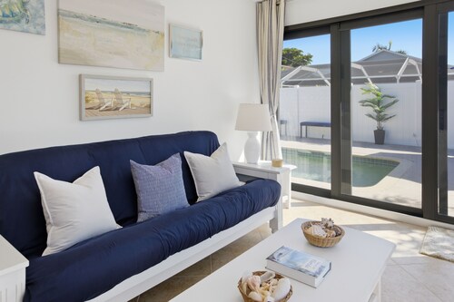 Coastal Beachy 3+/2, Pool, 5 Bikes, Near Beach, Pet Friendly, Sleeps 8+