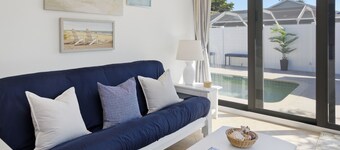 Coastal Beachy 3+/2, Pool, 5 Bikes, Near Beach, Pet Friendly, Sleeps 8+