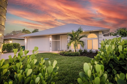 Coastal Beachy 3+/2, Pool, 5 Bikes, Near Beach, Pet Friendly, Sleeps 8+