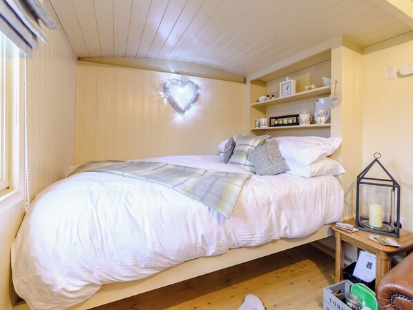 1 bedroom, bed sheets