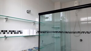 Chuveiro, toalhas de banho, sabonete, shampoo