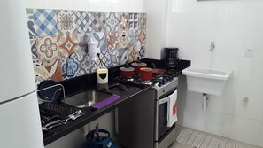 Geladeira, fogão, cooktop, talheres/pratos/utensílios de cozinha