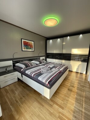 4 間睡房、房內夾萬、熨斗/熨衫板、可攜式嬰兒床