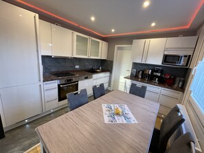 雪櫃、微波爐、焗爐、爐具