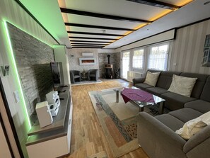 智能電視、壁爐、DVD 播放機、乒乓球設施