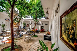 Outdoor dining - Riad La Maison Rouge (Marrakech)