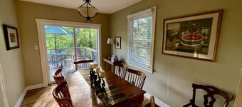 Lovely cottage in downtown Brevard.